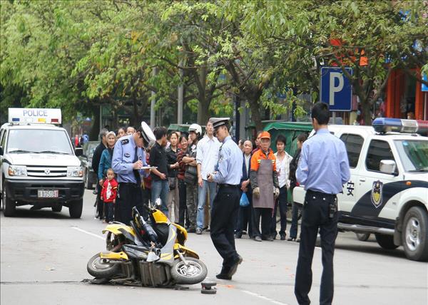 乡道摩托碰到小车(讨厌摩托车在机动车道上)