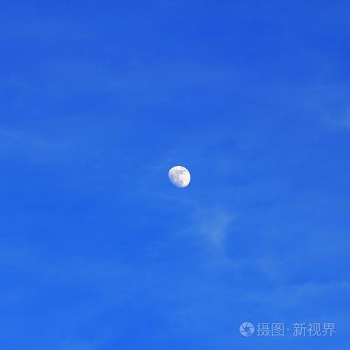 月亮怎么样挂在天空上(月亮挂在什么上空)